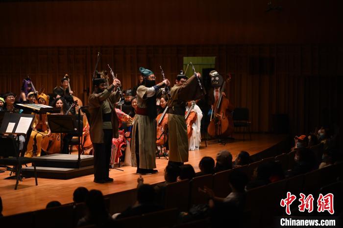 圖為“劉備、關(guān)羽、張飛”亮相音樂會(huì)。　西安交響樂團(tuán)供圖