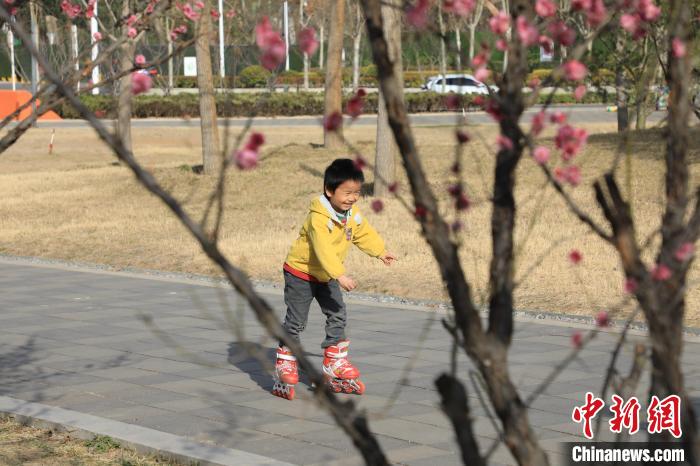 小朋友公園里玩耍。　鄧小強 攝