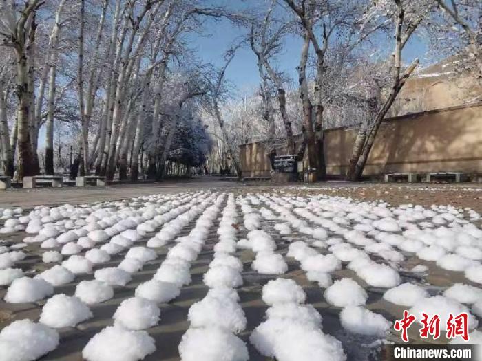 圖為春雪過后的莫高窟美不勝收?！≈鼙笕?攝