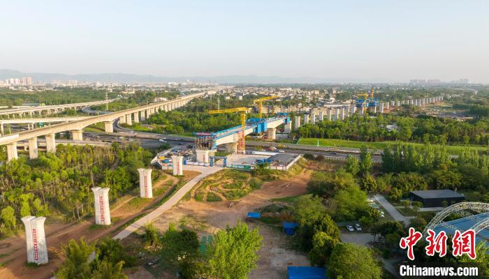 航拍正在建設的成都至自貢高速鐵路跨成都繞城高速公路連續(xù)梁施工現(xiàn)場?！⒅铱?攝