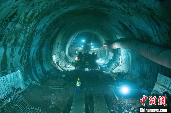 正在掘進中的龍泉山1號隧道?！⒅铱?攝