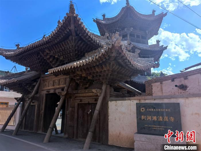 圖為集漢、藏、伊斯蘭風(fēng)格于一體的700年歷史的全國(guó)重點(diǎn)保護(hù)文物——阿河灘清真寺?！埡ｖ?攝