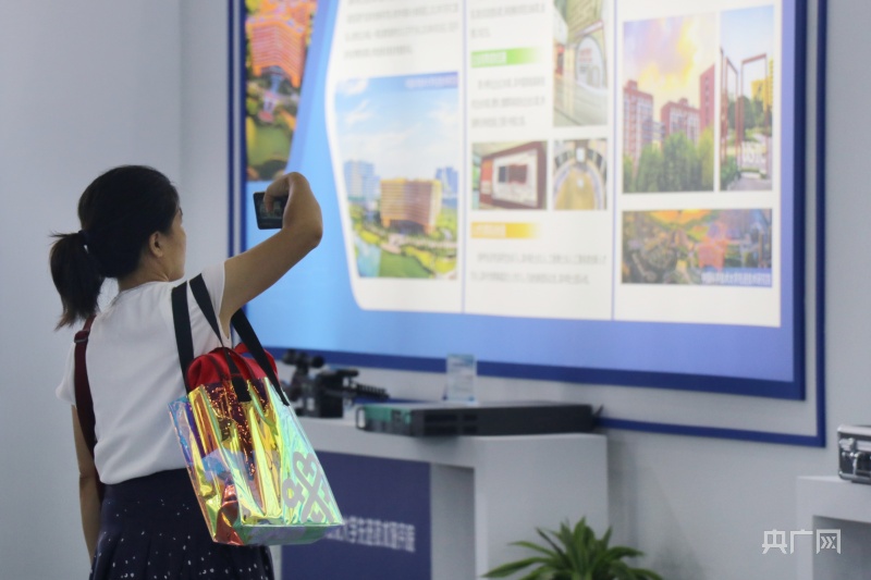 市民認(rèn)真觀展，拍攝展板上的說(shuō)明內(nèi)容(央廣網(wǎng)記者 趙家慧 攝)