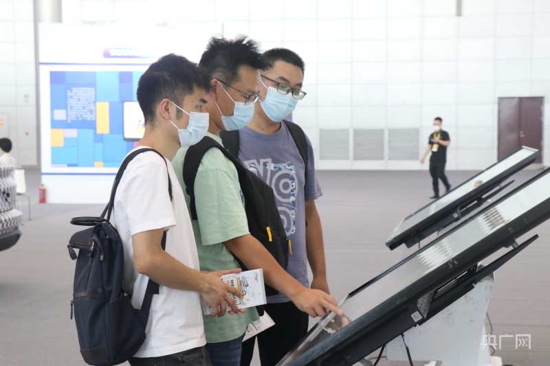 市民結(jié)伴而行，一起認(rèn)真了解網(wǎng)絡(luò)安全科普知識(shí)(央廣網(wǎng)記者 趙家慧 攝)