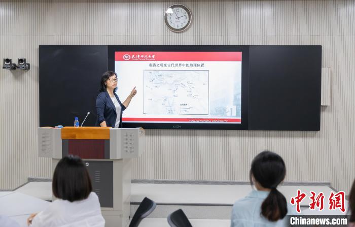 天津師范大學(xué)跨文化與世界文學(xué)研究院院長、教授郝嵐正在為同學(xué)們上課?！⊥踉谟?攝