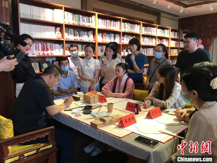 9月14日，“月動(dòng)臨秋扇”中華傳統(tǒng)文化沉浸式體驗(yàn)活動(dòng)在北京紀(jì)曉嵐故居舉辦。 陳建新 攝 陳建新 攝