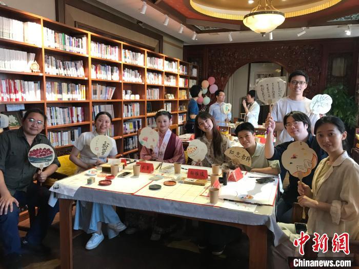 9月14日，“月動(dòng)臨秋扇”中華傳統(tǒng)文化沉浸式體驗(yàn)活動(dòng)在北京紀(jì)曉嵐故居舉辦。陳建新 攝 陳建新 攝