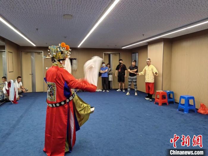 “天下第一團(tuán)”正在進(jìn)行練習(xí)?！±ド绞形捏w廣電和旅游局供圖