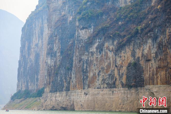 圖為瞿塘峽兩岸壯麗景致?！×簹J卿 攝