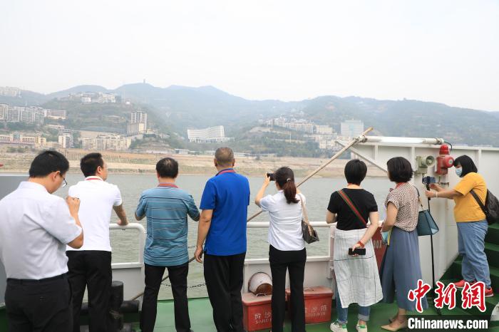 重慶市政協(xié)“同心聚力巴渝行”主題采訪團15日走進奉節(jié)，了解當?shù)卣f(xié)委員護江成效?！×簹J卿 攝