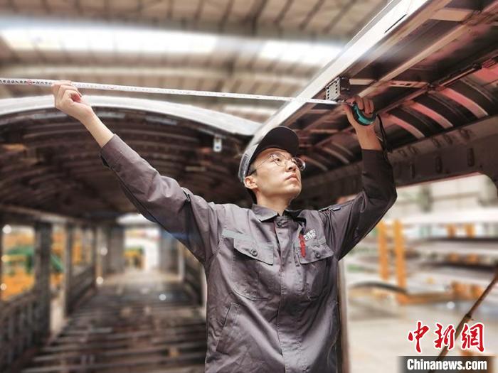 王漢卿在安裝車頂二次骨架吊?！∈茉L者供圖