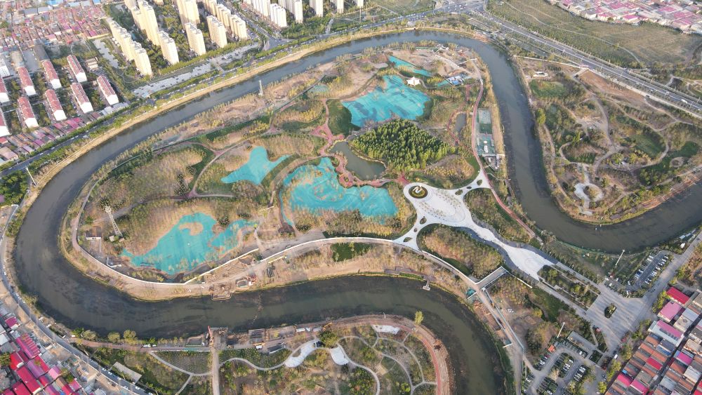 　圖為4月30日拍攝的河北滄州市區(qū)的大運(yùn)河“Ω”形河道。新華社發(fā)(傅新春 攝)