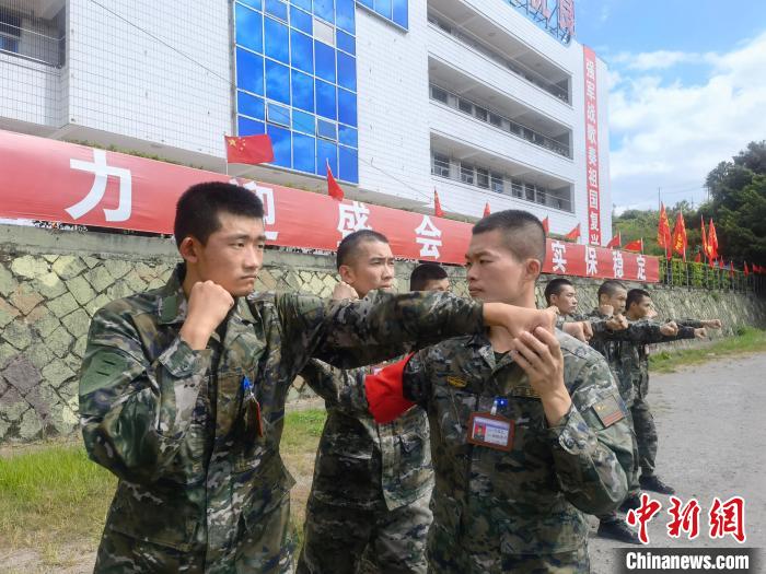 新兵尤云龍(左)不斷向一名合格軍人蛻變?！￡愴?攝