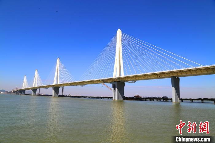 建設(shè)中的珠海金海特大橋?！∶蠎c虎 攝