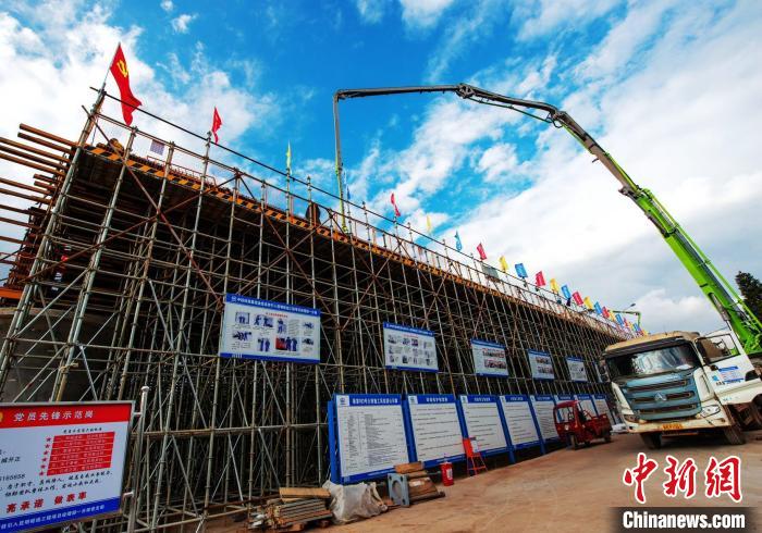 圖為渝昆高鐵云南段境內(nèi)首座大橋連續(xù)梁混凝土澆筑施工現(xiàn)場?！『螀矽i 攝