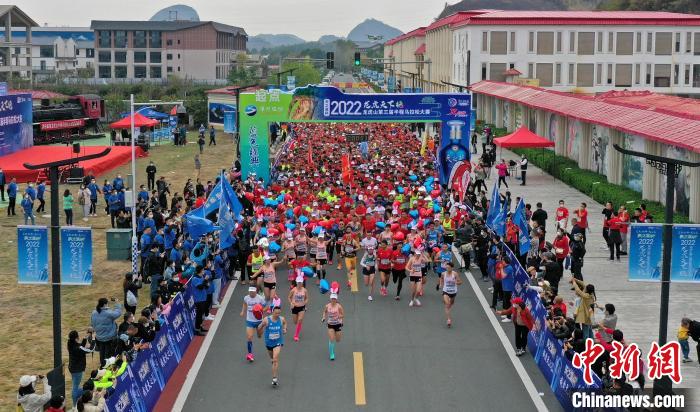 2022年龍虎山半程馬拉松鳴槍開(kāi)跑?！⒅剧?攝