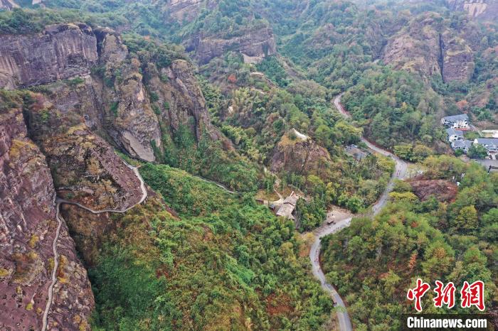 2022年龍虎山半程馬拉松鳴槍開(kāi)跑?！⒅剧?攝