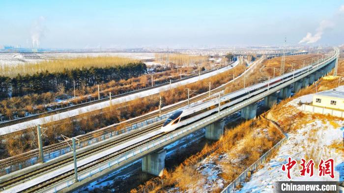 動車組列車在運行中。　哈鐵提供