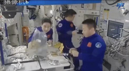 神舟十四號(hào)航天員在軌品嘗美食。圖片來源：中國載人航天工程辦公室官方微信