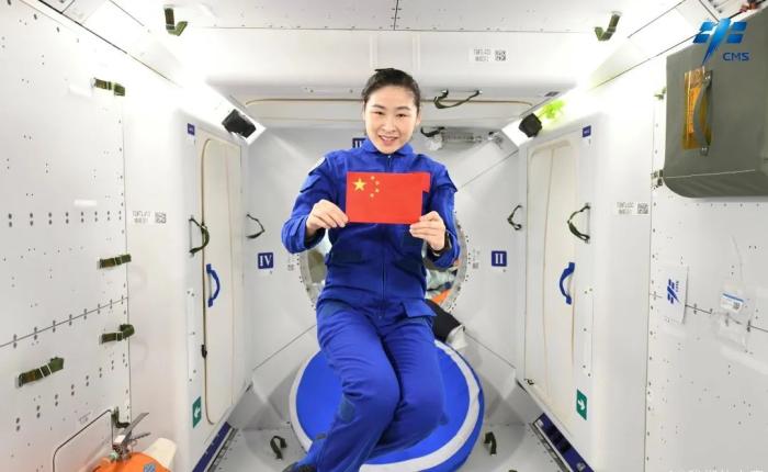 航天員劉洋背后是問天實(shí)驗(yàn)艙睡眠區(qū)。圖片來源：中國載人航天工程辦公室官方微信