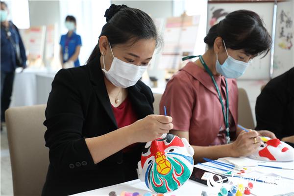 展覽會現(xiàn)場，泰國民眾體驗畫臉譜。人民網(wǎng)記者 趙益普攝