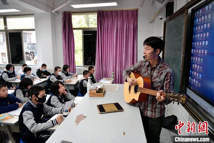 圖為3月16日，張家豪在福建福州延安中學教學。 <a target='_blank' href='/'><p  align=