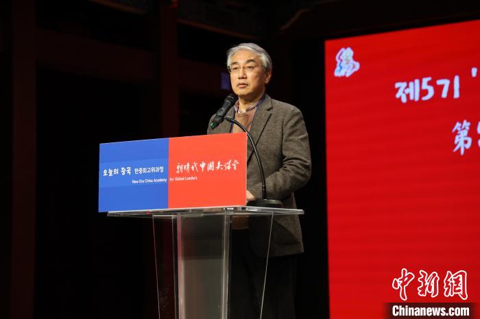 韓國(guó)前國(guó)務(wù)調(diào)整室長(zhǎng)李錫駿致辭?！≈袊?guó)駐韓國(guó)大使館供圖