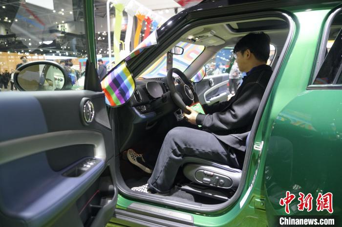 圖為觀眾在展會試駕車輛?！⑿?攝