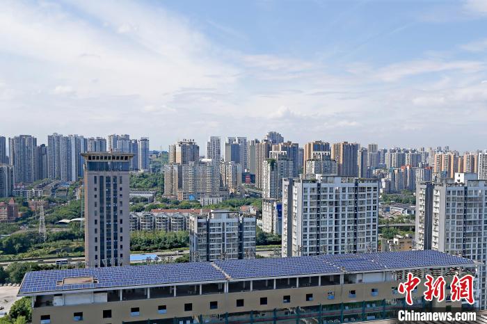 圖為輝騰能源在重慶市九龍坡區(qū)留學(xué)生創(chuàng)業(yè)園屋頂建設(shè)的光伏發(fā)電示范項(xiàng)目?！∈茉L企業(yè)供圖