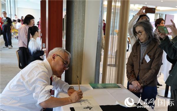 “聯(lián)合國中文日”慶?；顒由线M行了書法等中國文化展示。人民網(wǎng)記者 尚凱元攝
