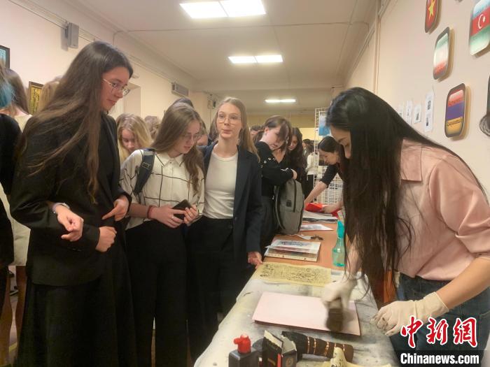 4月21日，莫斯科國立語言大學(xué)孔子學(xué)院附屬中學(xué)舉辦“國際中文日”活動(dòng)，學(xué)生們體驗(yàn)雕版印刷?！∧箍茋⒄Z言大學(xué)孔子學(xué)院 供圖