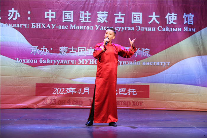 一等獎(jiǎng)選手賀希格中學(xué)的包勒爾德表演貫口《玲瓏塔》。蒙古國(guó)立大學(xué)孔子學(xué)院供圖