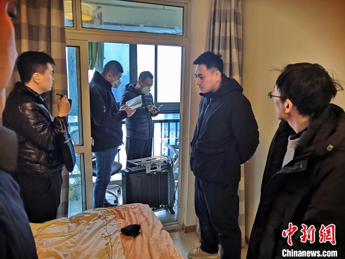 丹東市公安局民警抓捕犯罪嫌疑人，在其家中進(jìn)行搜查?！〉|市公安局供圖