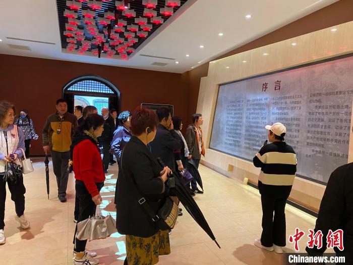 中共中央統(tǒng)戰(zhàn)部舊址里參觀者絡(luò)繹不絕?！±顣詡?攝