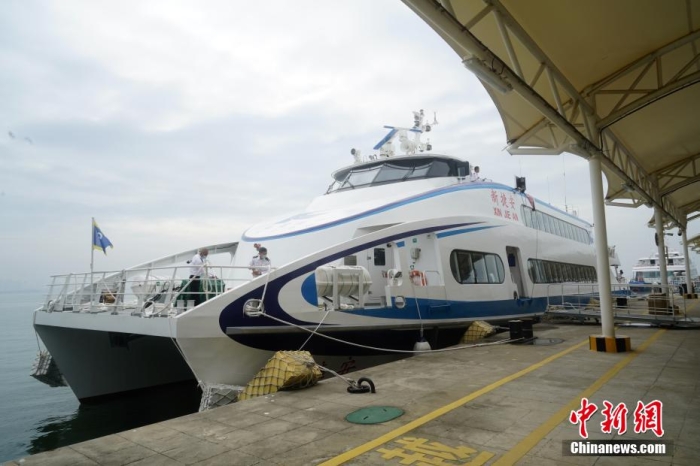 5月3日，“新捷安”輪載著157名乘客從廈門啟航前往金門，這是“新捷安”輪入列廈金航線后的首個航班。廈門海事局執(zhí)法人員對船舶進行了全面的開航前檢查，確保首航安全?！靶陆莅病陛喛傞L43米、船寬10.5米、型深3.61米，載客量350人，是現(xiàn)有廈金客運航線參營客船中載客定額最大的雙體穿浪高速客船，用以替換原有的“捷安”輪。福建海事 供圖