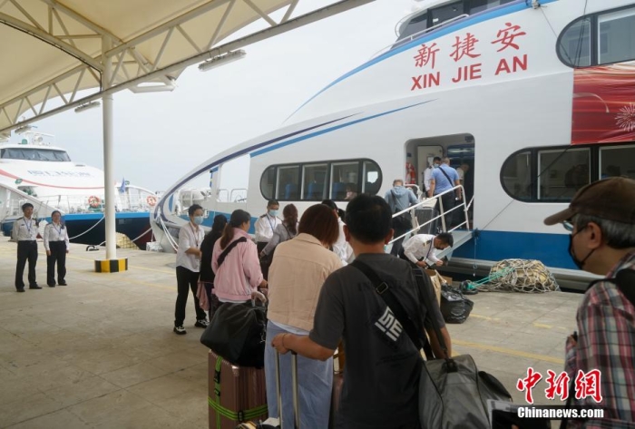 圖為乘客登船準備從廈門啟航前往金門。福建海事 供圖