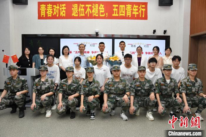 受邀功臣同師生代表合影?！≌闹菔型艘圮娙耸聞站止﹫D