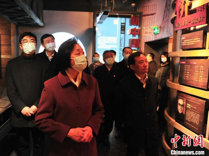 臺盟中央主席蘇輝近日率調(diào)研組赴吉林開展重點考察調(diào)研。圖為在長影舊址博物館考察吉林特色文化產(chǎn)業(yè)發(fā)展?！「啐埌?攝