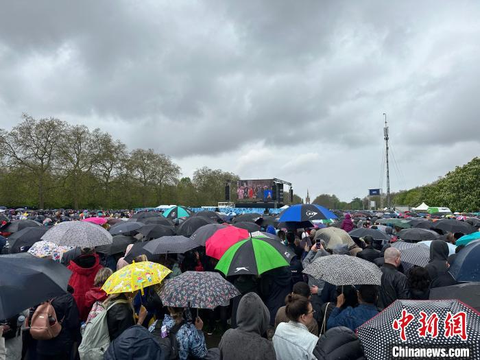 當(dāng)?shù)貢r(shí)間5月6日，英國(guó)國(guó)王查爾斯三世的加冕儀式舉行。民眾雨中觀看儀式?！W陽(yáng)開宇 攝
