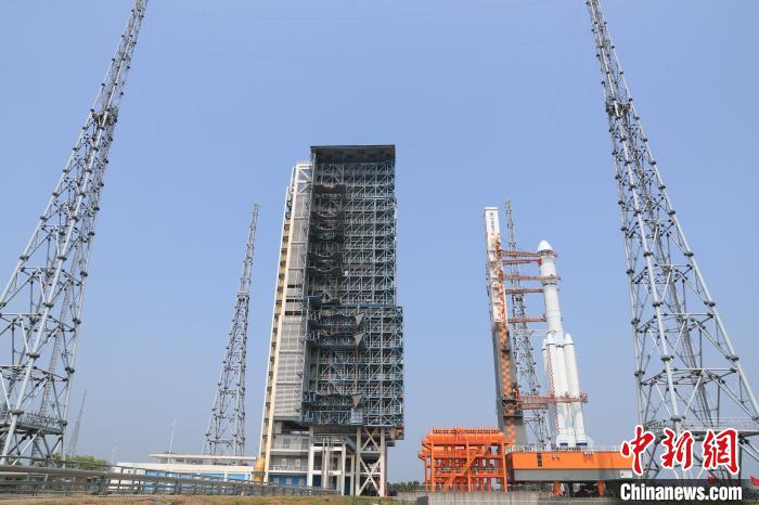 北京時間5月7日，天舟六號貨運飛船與長征七號遙七運載火箭組合體垂直轉(zhuǎn)運至發(fā)射區(qū)?！∏窳④?黃國暢 攝