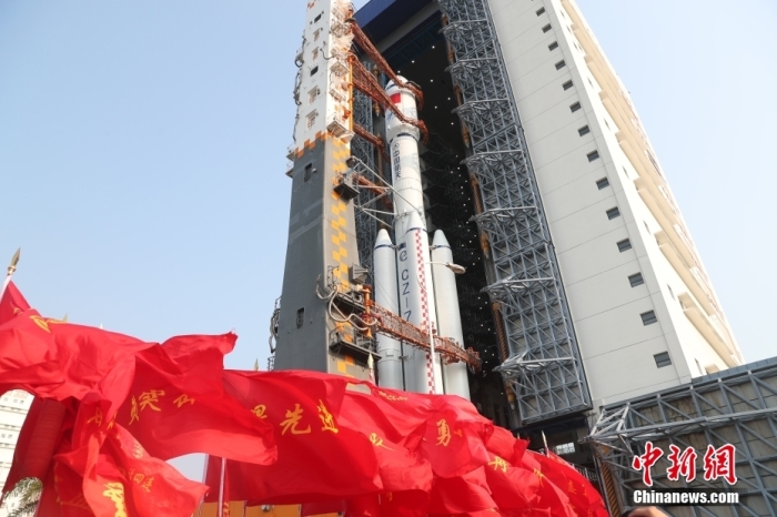 圖為轉(zhuǎn)運(yùn)現(xiàn)場(chǎng)。攝影 邱立軍 黃國暢