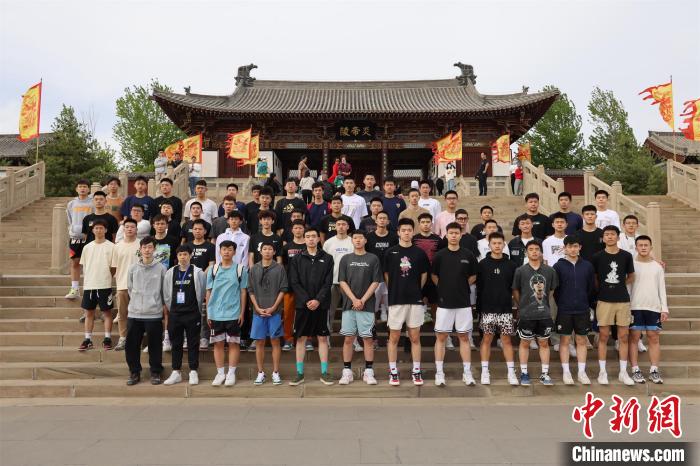 比賽結(jié)束后，兩岸學(xué)生參訪高平炎帝陵。　主辦方供圖