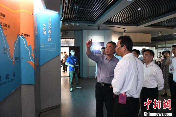 圖為蔡達峰一行在合浦漢代文化博物館考察?！×趾?攝