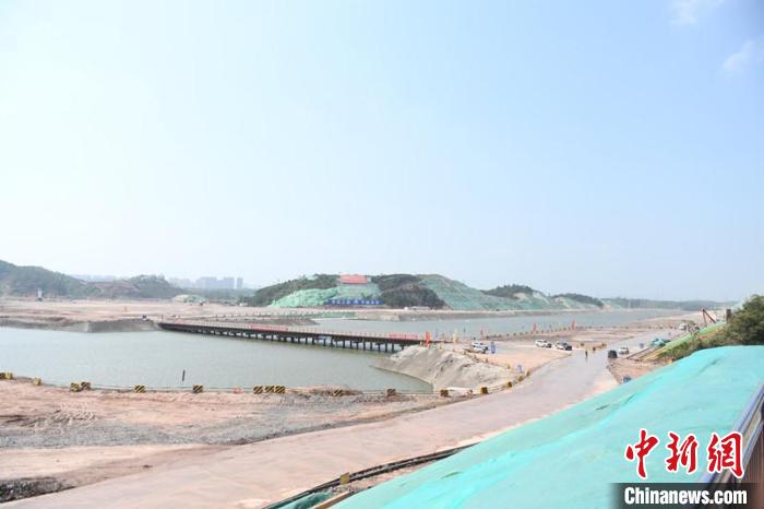 圖為平陸運河青年樞紐工程項目現(xiàn)場?！×趾?攝