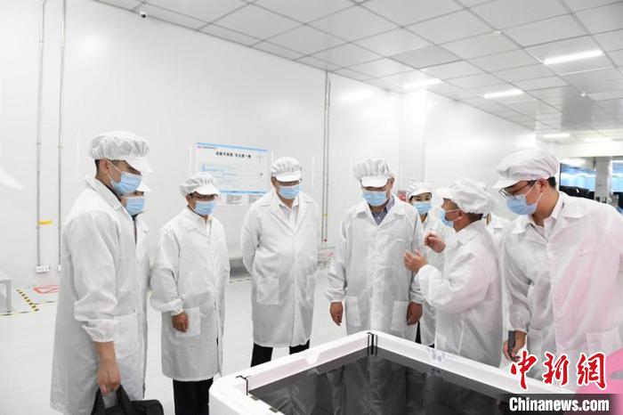 圖為蔡達峰一行在惠科電子(北海)科技產(chǎn)業(yè)園調(diào)研?！×趾?攝