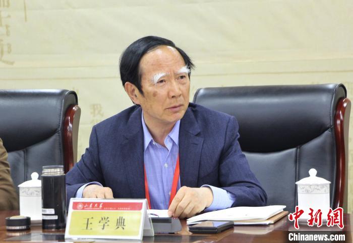 山東大學(xué)儒學(xué)高等研究院執(zhí)行院長、《文史哲》雜志主編王學(xué)典主持首場主題發(fā)言?！≮w曉 攝