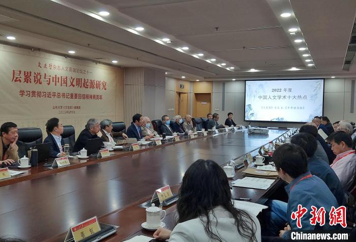 2022年度“中國人文學(xué)術(shù)十大熱點”在現(xiàn)場發(fā)布?！≮w曉 攝
