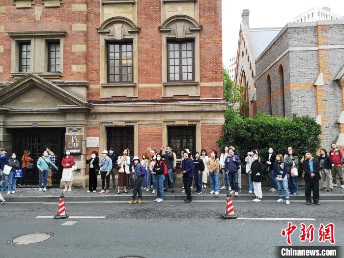 新階層人士走讀“外灘源”?！》队畋?攝