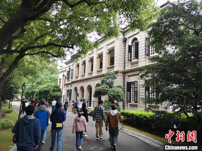 新階層人士參觀英國(guó)駐滬領(lǐng)事館。　范宇斌 攝