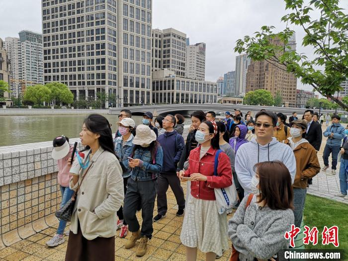 新階層人士走讀黃浦蘇州河沿岸。　范宇斌 攝